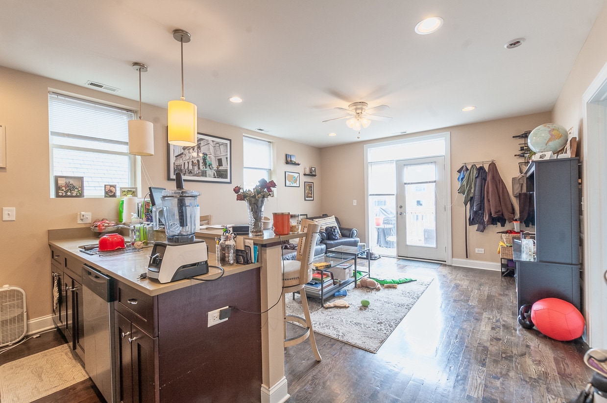 Primary Photo - 647 W Deming Pl
