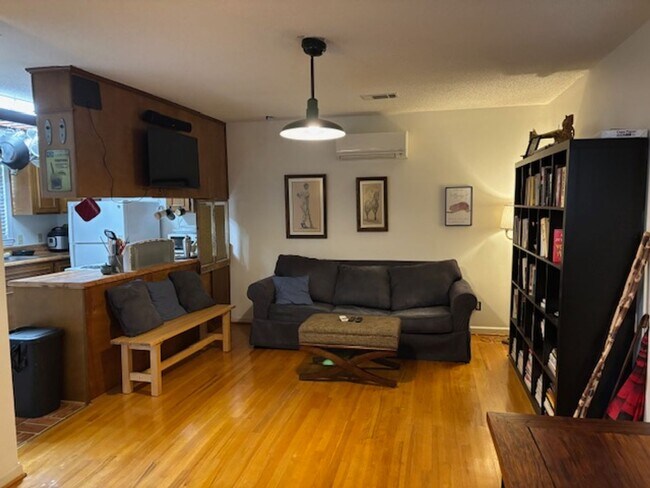 Foto del edificio - Fully furnished 1 bedroom 1 bath garage ap...