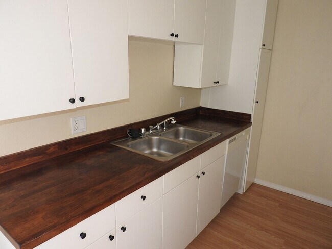 Building Photo - Great 2 bed 2 bath