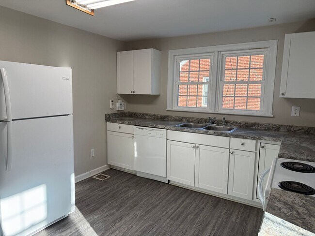 Foto del edificio - 3 Bedroom 2 Bath in Garden City