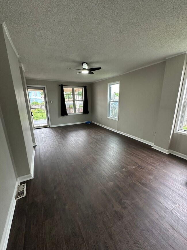 Foto del edificio - 3 Bed, 1 Bath Townhome