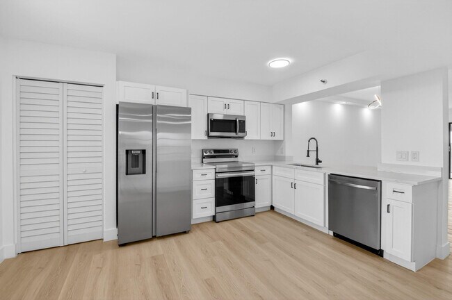 Building Photo - 14475 Strathmore Ln