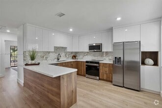 Building Photo - 5860 SW 13th St