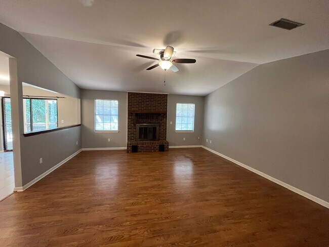 Building Photo - Gorgeous 3 Bedroom Home in Niceville!