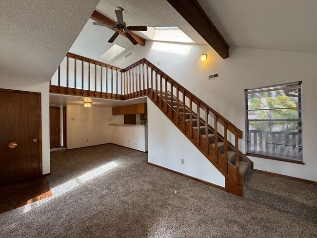 Building Photo - Open and bright top floor 2BD/2BA Condo wi...