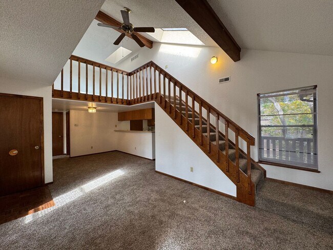 Foto del edificio - Open and bright top floor 2BD/2BA Condo wi...