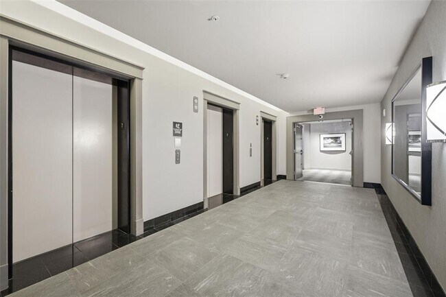 Foto del edificio - 100 S Eola Dr