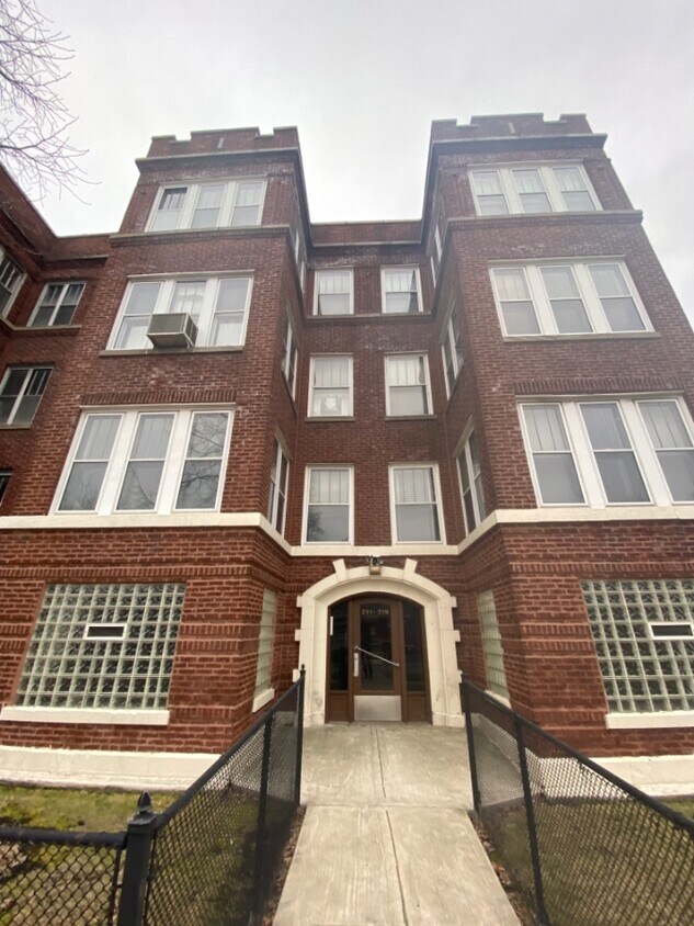 Primary Photo - E Marquette
