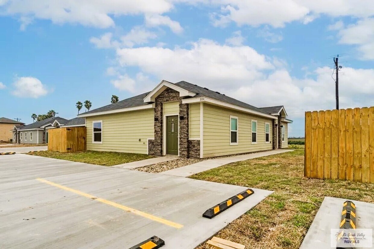 Primary Photo - 2214 E Valley Cir