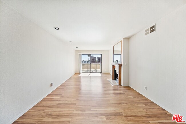 Foto del edificio - 1519 N Martel Ave