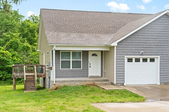 Foto del edificio - END UNIT! Close to Ft Campbell and convenient shopping and restaurants!