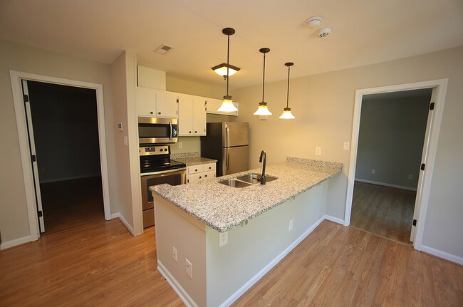 Building Photo - Open and Updated 2-Bedroom Condo in Desira...