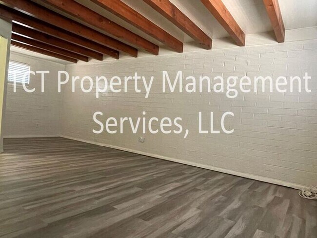 Building Photo - Great location with Private Oasis!