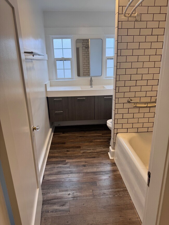 Foto principal - 1261 1/2 S Plymouth Blvd