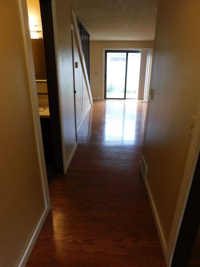 Building Photo - Beautiful 2 Bedrrom, 1.5 Bathroom Condo