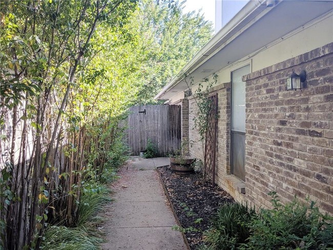 Building Photo - 3048 Modella Ave