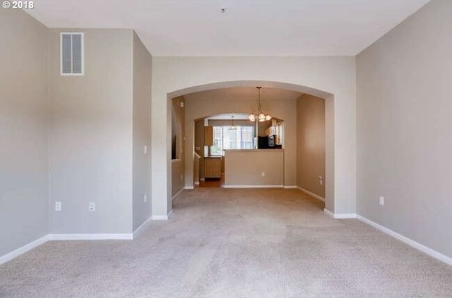 Building Photo - Beautiful Townhome Available in the Progress Ridge Subdivision in Beaverton!