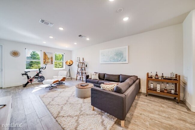 Foto del edificio - 3 br, 3.5 bath Townhome - 400 Mitchell Ave