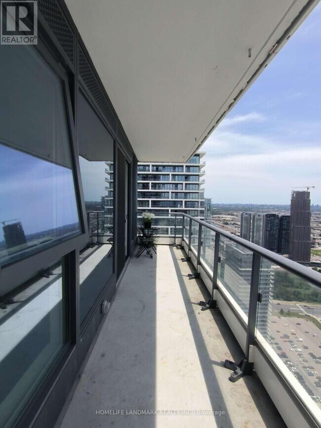 Photo du bâtiment - 898 Portage Pkwy