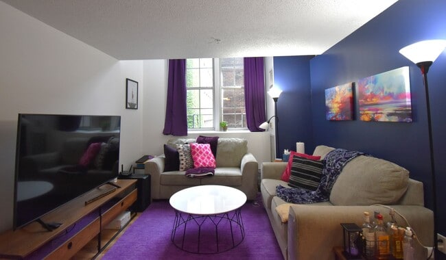 Building Photo - Reduced! Impeccably Maintained, Move-in Re...