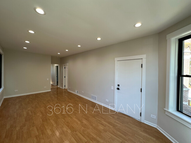 Foto del edificio - 3616 N Albany Ave