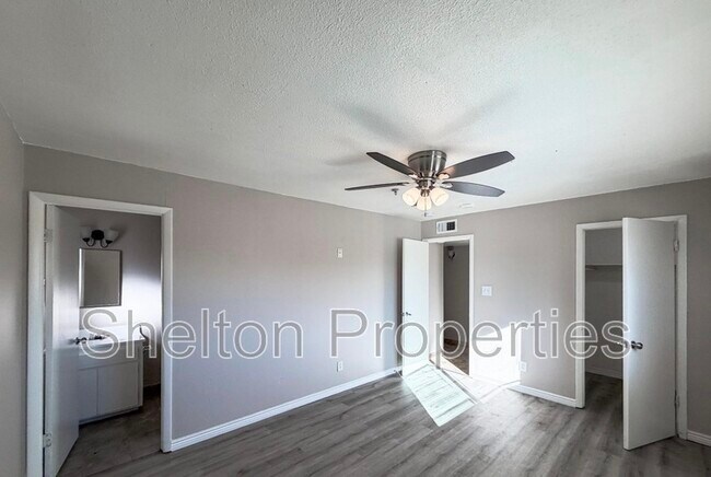 Building Photo - 6301 W Earll Dr