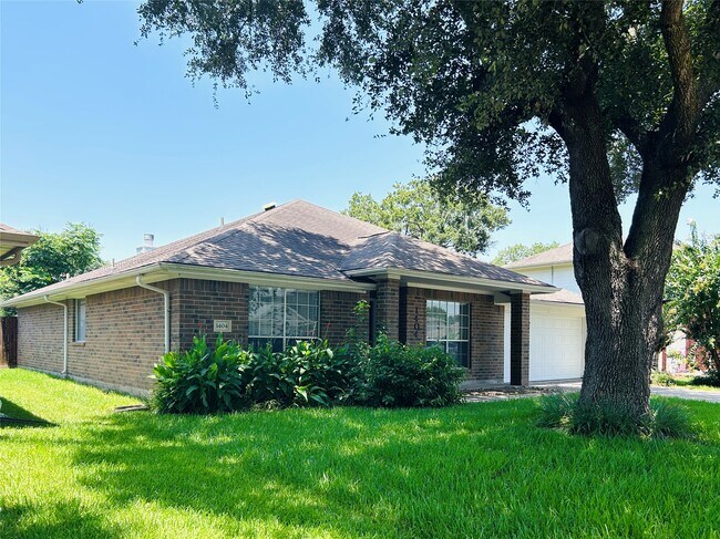Foto del edificio - 1404 Helmsley Dr