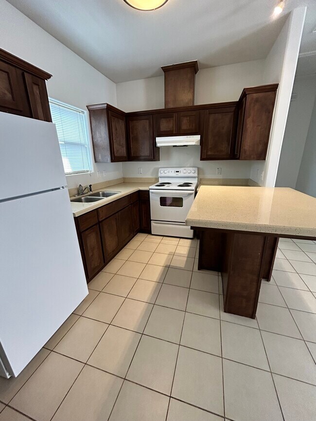 Building Photo - 3001 Diamondhead Ave