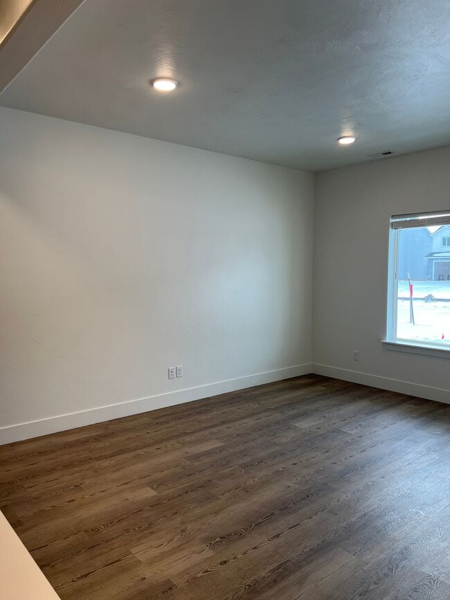 Building Photo - END UNIT - 3 BED 2.5 BATH LUXURY TOWNHOME ...