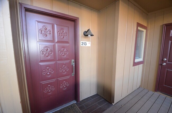 Building Photo - Long Winter Lease!  Fully Furnished, on bu...