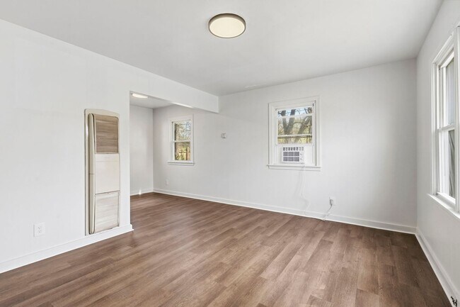 Foto del edificio - 1 Bedroom | 1 Bathroom | House with Carport | Located on a Quiet Street| Lawn Care and Trash Incl...