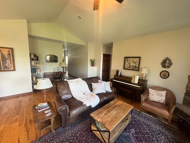 Foto del edificio - Large, Open Home with Beautiful Backyard and Oversized Garage