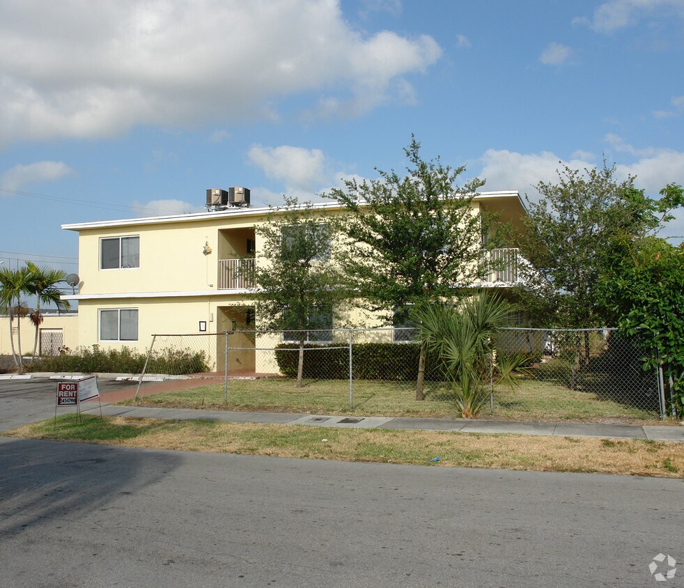 Building Photo - Royal Apartments