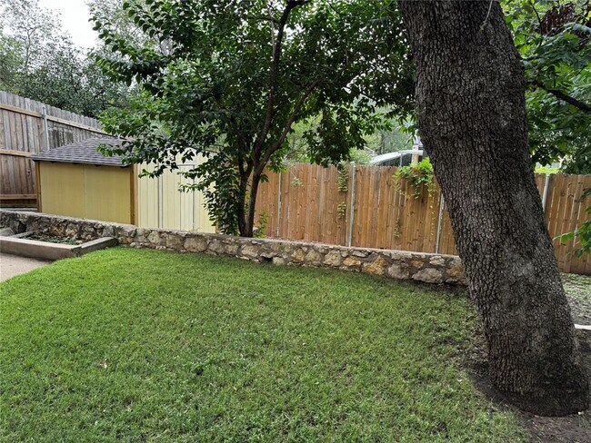 Foto del edificio - 2842 Shoal Crest Ave
