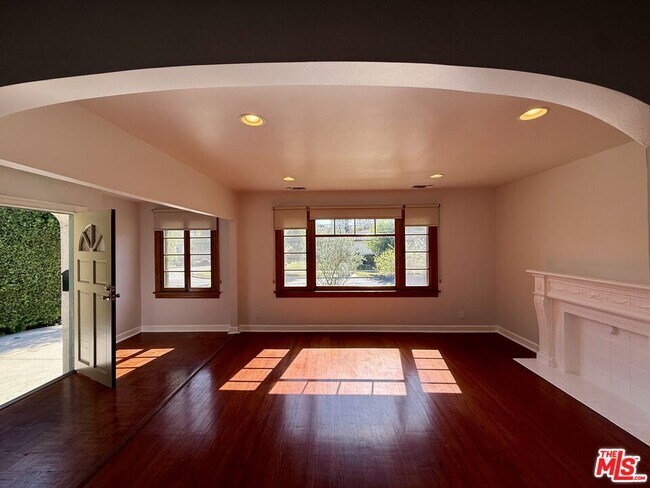 Foto del edificio - 5015 Edgewood Pl