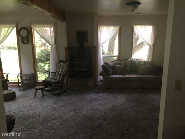 Building Photo - 2 br, 1 bath House - 645 Pine Hollow Rd.
