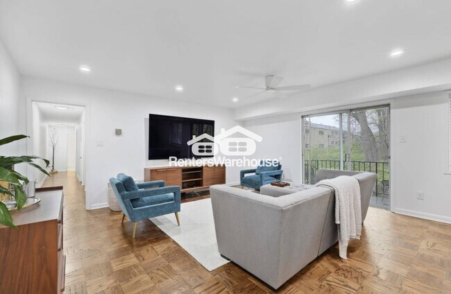 Foto del edificio - 10613 Montrose Ave