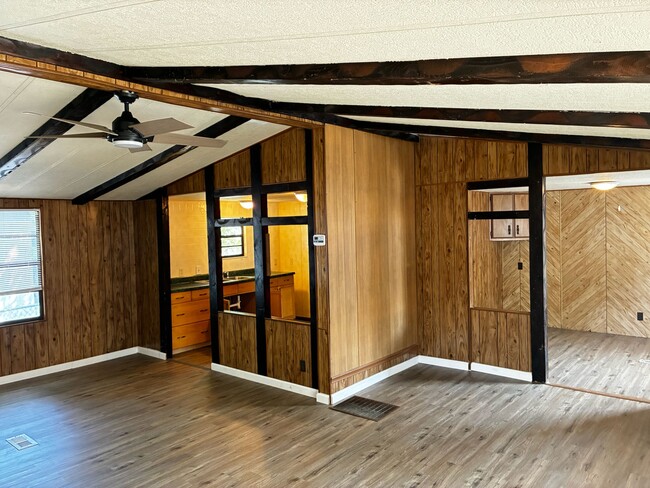 Foto del edificio - 7621 Sunwood Dr
