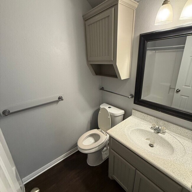 Building Photo - $500 Off 1st Full Month!* All Utilities In...