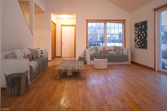 Foto del edificio - 3 br, 2 bath  - 715B Blue Jay Ln b