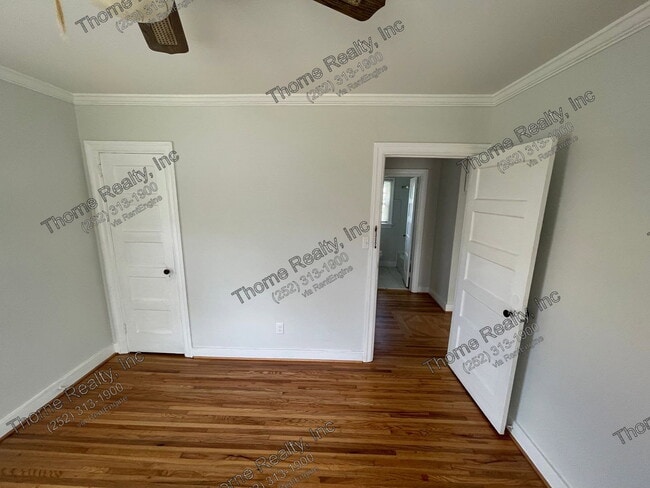 Building Photo - 2233 Oak Dr