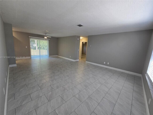 Foto del edificio - 3201 SE Hibiscus St