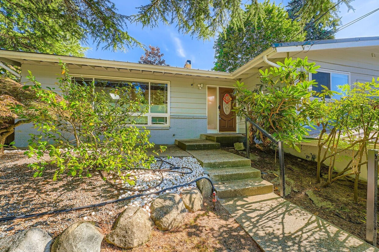 Primary Photo - Beautiful Modern House Near Lake Hills and...