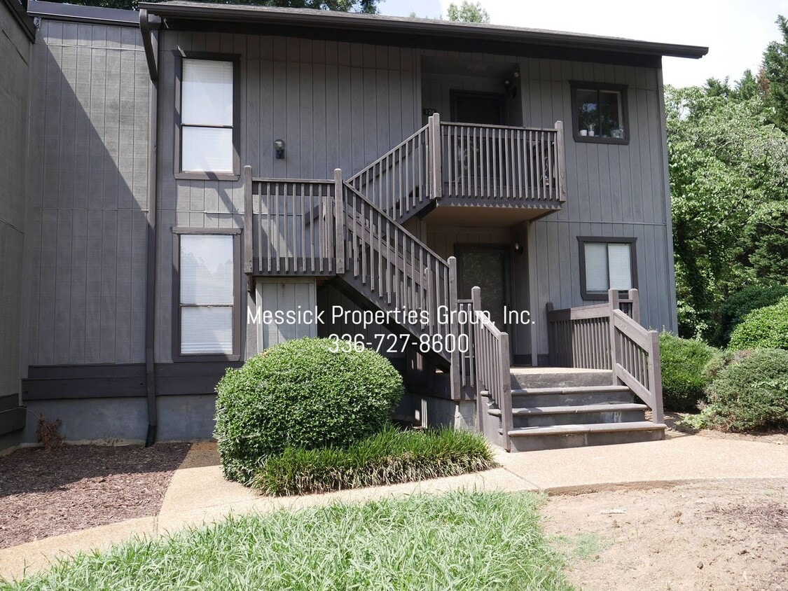 Primary Photo - CEDAR COVE ON PEACE HAVEN ROAD!