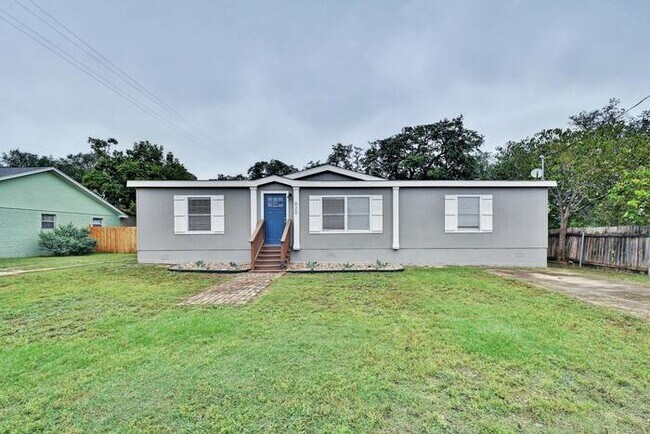 Building Photo - Renovated 3 Bedroom with Open Floor Plan