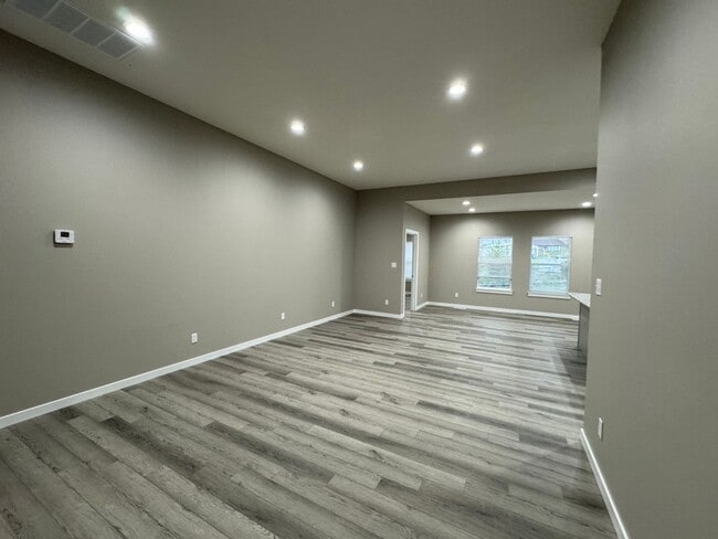 Building Photo - Newer 4 Bedrooms/2 Baths/Oversized 2 Car Garage Home Coming Available!