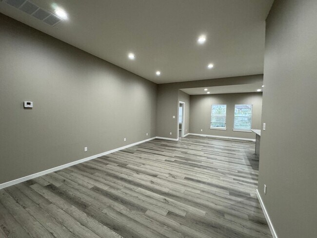 Foto del edificio - Newer 4 Bedrooms/2 Baths/Oversized 2 Car Garage Home Coming Available!