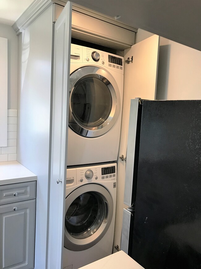 Building Photo - 749 Center Pl