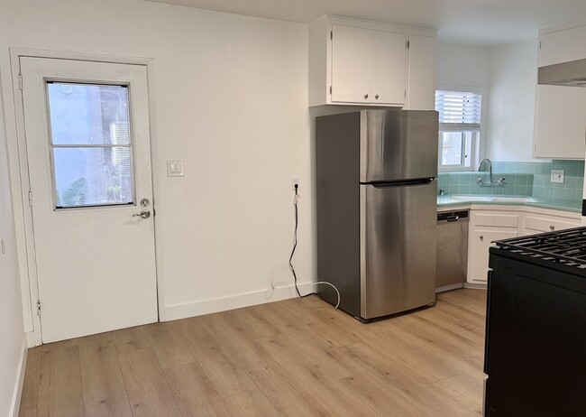 Side entrance - 1436 Manhattan Beach Blvd