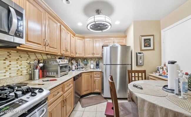 Building Photo - 390 College Dr E